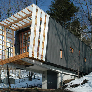 東京23区のコンテンポラリースタイルのおしゃれな家の外観 (黒い外壁、陸屋根) の写真