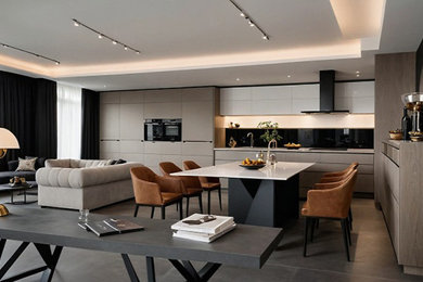Immagine di una grande cucina moderna con lavello da incasso, ante lisce, ante grigie, top in laminato, paraspruzzi nero, paraspruzzi in marmo, elettrodomestici neri e top grigio