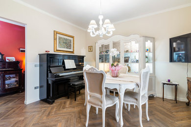 Esempio di una grande sala da pranzo shabby-chic style con pareti beige e pavimento in laminato