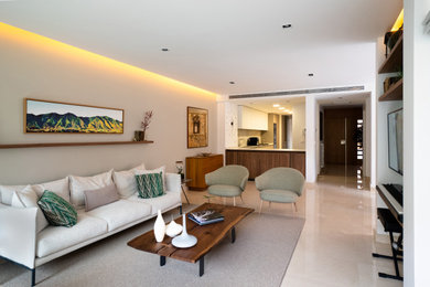 Modelo de sala de estar abierta moderna grande sin chimenea con paredes blancas, suelo de mármol, pared multimedia y suelo blanco