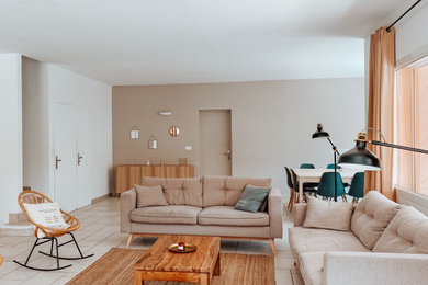 Modelo de salón para visitas abierto y beige y blanco nórdico extra grande sin chimenea y televisor con paredes beige, suelo de travertino y suelo blanco