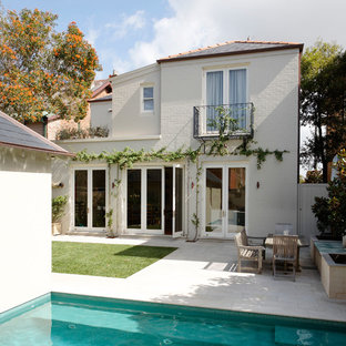 Großes, Zweistöckiges, Weißes Klassisches Haus mit Backsteinfassade in Sydney