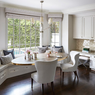 Klassische Wohnküche ohne Kamin mit roter Wandfarbe, dunklem Holzboden und braunem Boden in Los Angeles