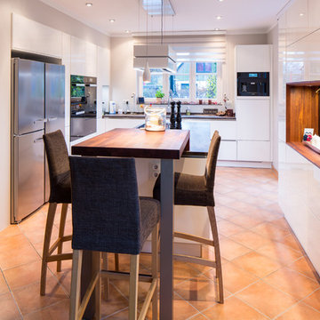 Luxuriös-elegante Wohnküche mit einem Mix aus Holz und Weiß