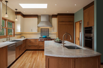 Example of a classic kitchen design in Portland