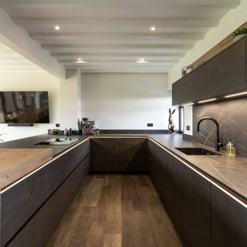 Dramatic dark brown and wood kitchen