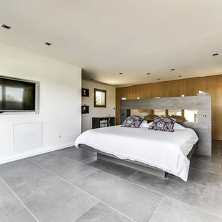 Inspiration pour une chambre design avec un mur blanc et un sol gris.