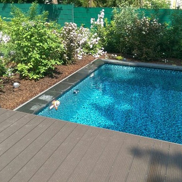 Pool in bepflanztem Garten