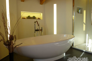 Großes Modernes Badezimmer mit freistehender Badewanne in München