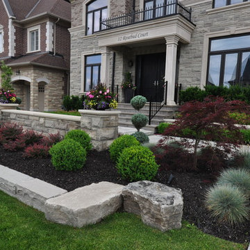 Kleinburg Frontyard