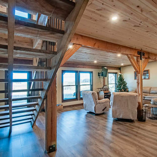 Idée de décoration pour un sous-sol chalet donnant sur l'extérieur et de taille moyenne avec un mur beige, un sol en bois brun, un sol marron et un plafond en lambris de bois.