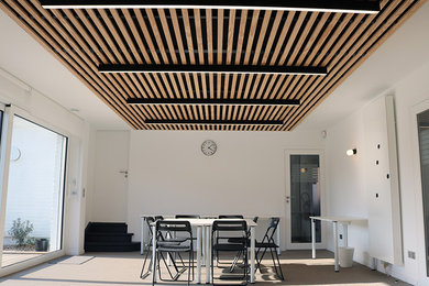 Idée de décoration pour un grand bureau design avec un mur blanc, un bureau indépendant et un sol marron.