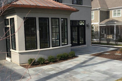 Example of a transitional patio design in Chicago