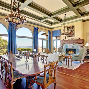 Пример оригинального дизайна: гостиная-столовая в классическом стиле с желтыми стенами