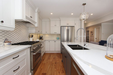 Kitchen - transitional kitchen idea in Toronto
