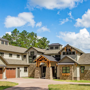 Inredning av ett rustikt stort grönt hus, med två våningar, blandad fasad, sadeltak och tak i shingel