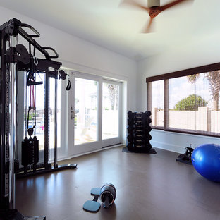 ワシントンD.C.の大きいコンテンポラリースタイルのおしゃれなホームジム (グレーの床) の写真