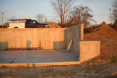 Modelo de sótano con puerta de estilo americano de tamaño medio con suelo de cemento