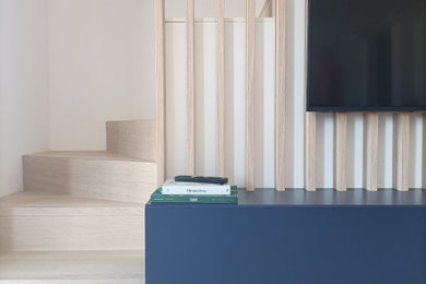 Foto di un soggiorno design con TV a parete