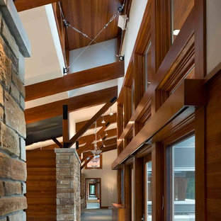 Idee per un ingresso minimalista di medie dimensioni con pavimento in ardesia, una porta a due ante e una porta in metallo