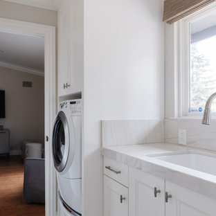 Ispirazione per una piccola lavanderia multiuso chic con lavello da incasso, ante in stile shaker, ante bianche, top in quarzite, pareti marroni, pavimento con piastrelle in ceramica, lavatrice e asciugatrice affiancate, pavimento beige e top bianco