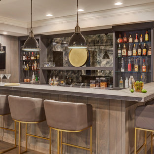 シカゴの大きいトランジショナルスタイルのおしゃれな着席型バー (シェーカースタイル扉のキャビネット、グレーのキャビネット、コンクリートカウンター、マルチカラーのキッチンパネル、ガラス板のキッチンパネル、ベージュのキッチンカウンター、アンダーカウンターシンク、淡色無垢フローリング、マルチカラーの床) の写真