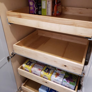 Zweizeilige, Kleine Klassische Küche ohne Insel mit Vorratsschrank, Landhausspüle, Schrankfronten im Shaker-Stil, grauen Schränken, Granit-Arbeitsplatte, Küchenrückwand in Schwarz, Rückwand aus Marmor, Küchengeräten aus Edelstahl, Porzellan-Bodenfliesen, grauem Boden und weißer Arbeitsplatte in New York