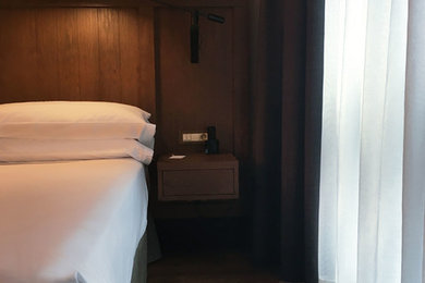 Ejemplo de dormitorio grande sin chimenea con paredes beige, suelo de madera oscura y suelo marrón