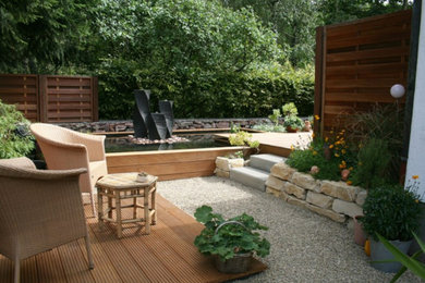 Mittelgroßer, Halbschattiger Moderner Garten mit Wasserspiel und Dielen in Berlin