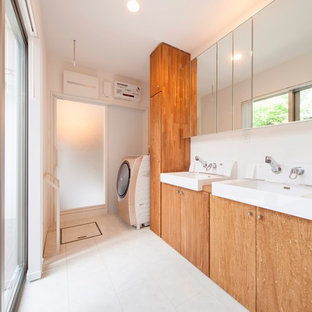 他の地域の北欧スタイルのおしゃれなランドリールーム (白い壁、白い床) の写真