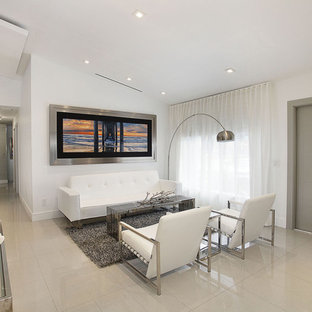 マイアミの大きい両開きドアコンテンポラリースタイルのおしゃれな玄関ロビー (白い壁、リノリウムの床、グレーのドア) の写真