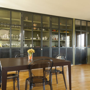 ディジョンの中サイズのコンテンポラリースタイルのLDKの画像 (緑の壁、無垢フローリング)