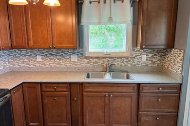 Example of a mid-sized trendy l-shaped eat-in kitchen design in Indianapolis with mosaic tile backsplash