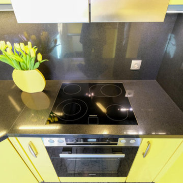 Küchenrenovierung: Carat Schwarz poliert trifft auf Gelb