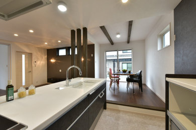 他の地域にある中くらいなインダストリアルスタイルのおしゃれなダイニングキッチン (白い壁、クッションフロア、グレーの床、表し梁、壁紙) の写真