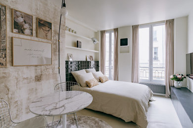 パリにある中くらいなコンテンポラリースタイルのおしゃれな寝室 (白い壁、コンクリートの床、ベージュの床、壁紙)