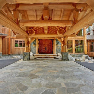 シアトルのラスティックスタイルのおしゃれな家の外観 (木材サイディング、茶色い外壁、切妻屋根) の写真