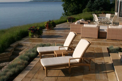 Photo of a contemporary landscaping in Milwaukee.