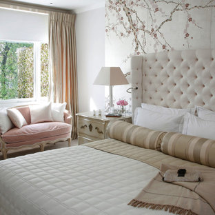 Foto di una camera da letto vittoriana con pareti bianche e moquette