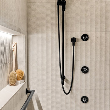 SOPHISTICATED UNDERSTATED BATHROOM