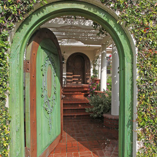 Idéer för en eklektisk entré, med en enkeldörr och en grön dörr