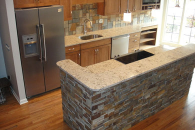 Example of a minimalist kitchen design in Detroit