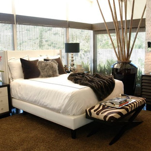 Ispirazione per una camera matrimoniale etnica di medie dimensioni con moquette, camino lineare Ribbon, cornice del camino piastrellata e pavimento marrone