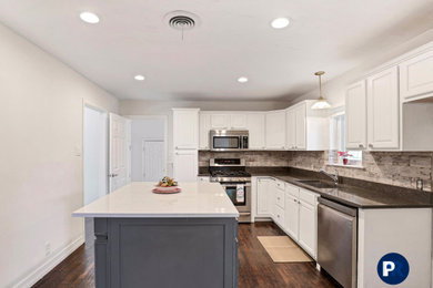 Kitchen - modern kitchen idea in Dallas