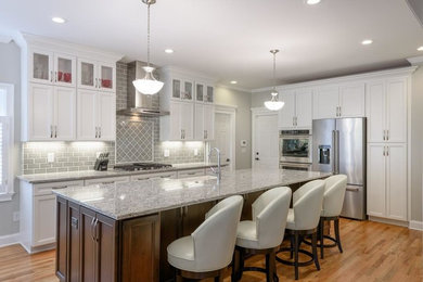 Example of a classic kitchen design in Atlanta