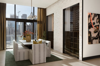Modelo de comedor de cocina minimalista de tamaño medio con paredes blancas, suelo de madera clara, chimenea de doble cara, piedra de revestimiento y suelo verde