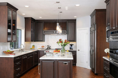 Mid-sized transitional u-shaped eat-in kitchen photo in San Francisco with an island