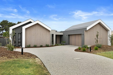 Inspiration for a large one-storey grey house exterior in Geelong with mixed siding.