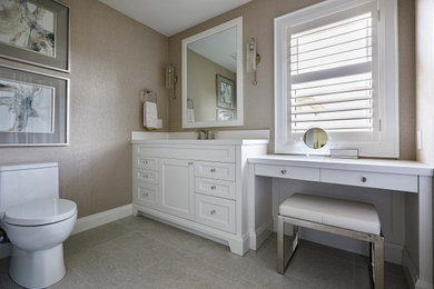 Пример оригинального дизайна: ванная комната в стиле неоклассика (современная классика) с фасадами с утопленной филенкой, белыми фасадами, полом из керамогранита, белой столешницей, тумбой под одну раковину и обоями на стенах