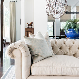 Großes, Offenes Mediterranes Wohnzimmer mit Hausbar, weißer Wandfarbe, dunklem Holzboden, Kamin, gefliestem Kaminsims, Wand-TV und braunem Boden in Los Angeles